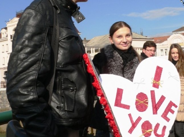 В Ужгороді на флеш-фесті перемогла "плавуча валентинка" (ФОТО)