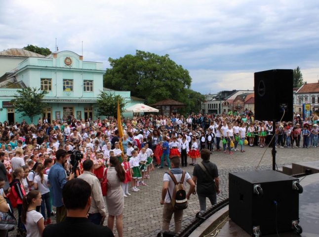В Ужгороді з нагоди Міжнародного дня танцю відбувся концерт та танцювальний флешмоб