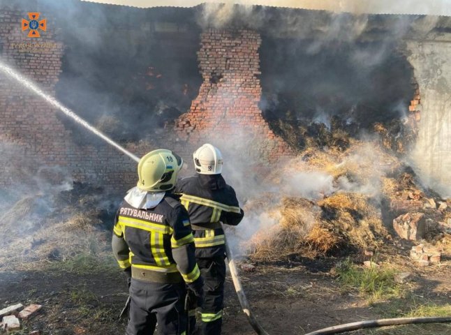 На Берегівщині 23 рятувальники гасять пожежу