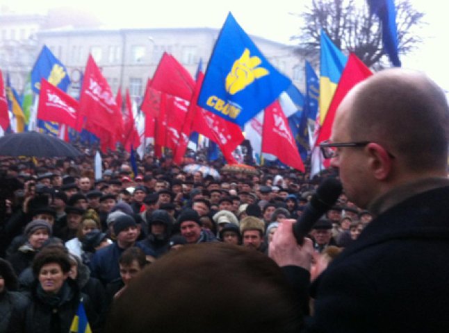 Опозиція зібрала під проливним дощем у Вінниці п’ять тисяч прихильників