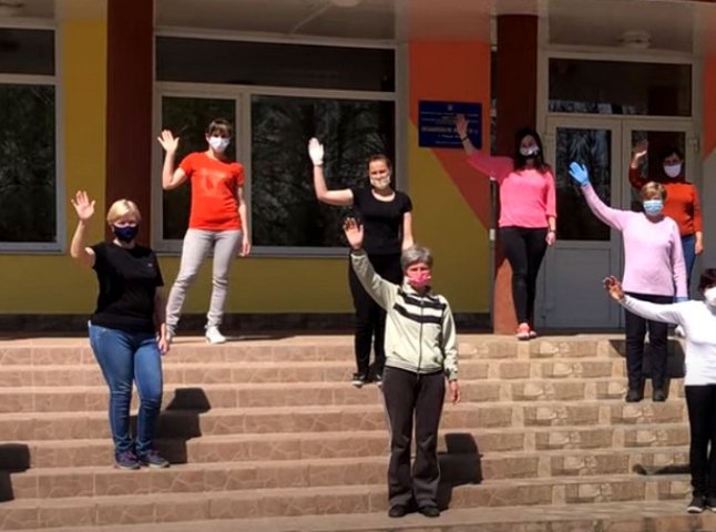 Вчителі однієї із шкіл Закарпаття підготували для учнів зворушливе відео