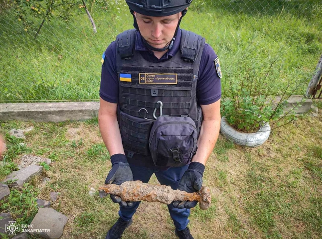 У Чинадієві на подвір’ї будинку виявили стару міну. Піротехніки вже знешкодили її