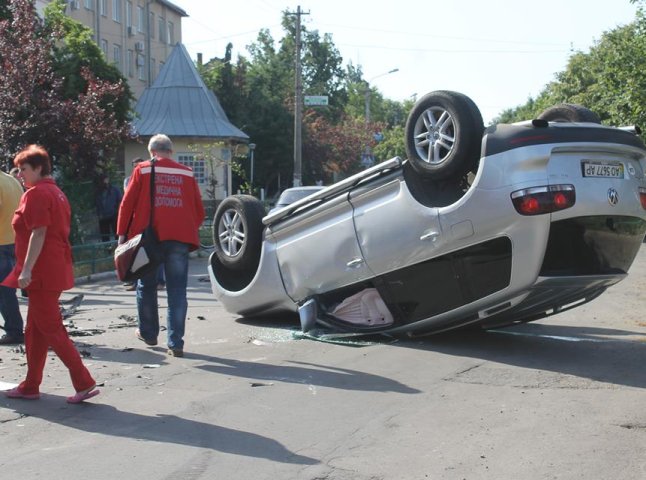 В одному із автомобілів, який вчора потрапив в ДТП у Мукачеві, їхала молода сім’я з дитиною (ФОТО)