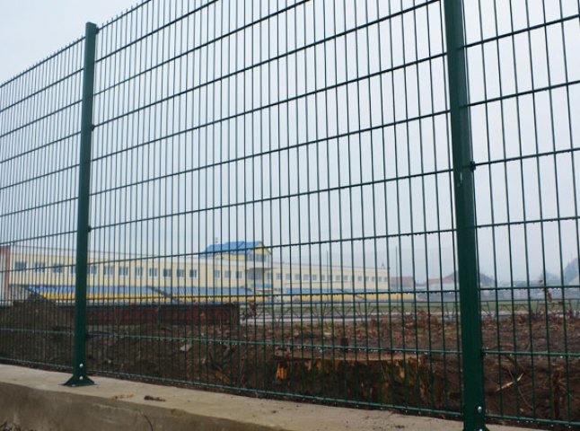 Навколо стадіону у Хусті поставили новий паркан