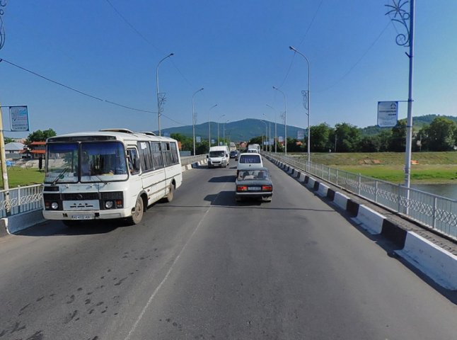У Мукачеві на мосту біля якоря зіткнулись три автомобілі