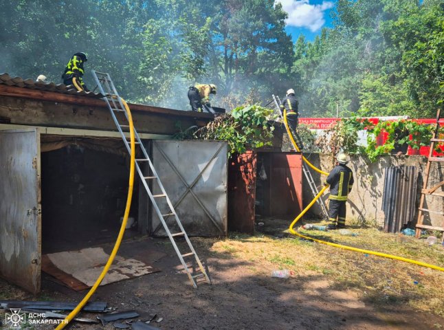 У Мукачеві люди самі гасили пожежу до приїзду рятувальників У Мукачеві люди самі гасили пожежу до приїзду рятувальників