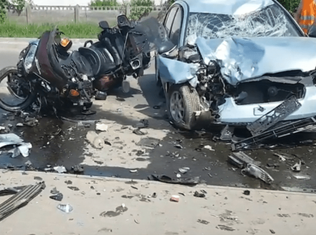 Жахлива ДТП у Хусті: авто та мотоцикл розбиті вщент, є загиблі