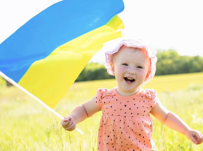 Кому 8000 на місяць, а кому — 16 000: оприлюднено точні суми нової допомоги на дітей Виплати при народженні дитини 2025
