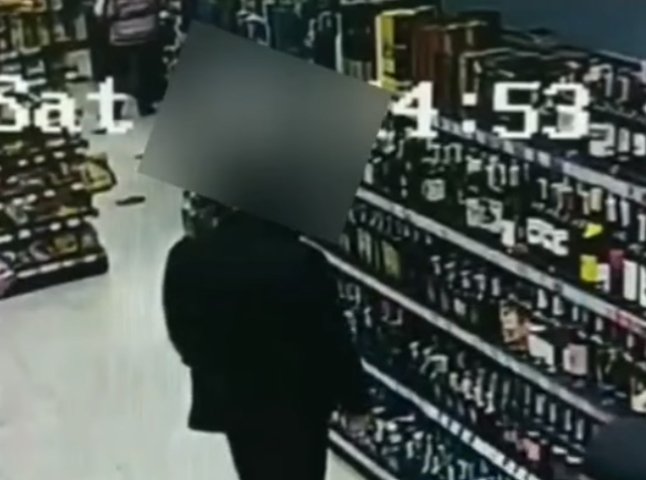 У Мукачеві в супермаркеті чоловік поцупив товари: крадіжку знято на відео