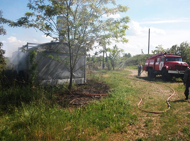 Пожежа біля села Дийда знищила півгектара сухої трави та пошкодила металевий контейнер