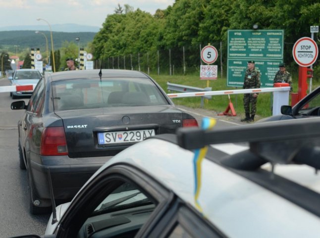 Власники автомобілів з іноземними номерами заблокували кордон