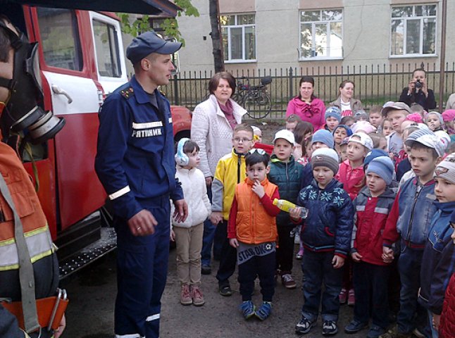Чопські діти завітали в гості до місцевих рятувальників
