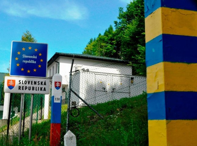 Вночі на кордоні зі Словаччиною затримали двох нелегалів