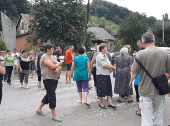 На Закарпатті селяни перекрили дорогу