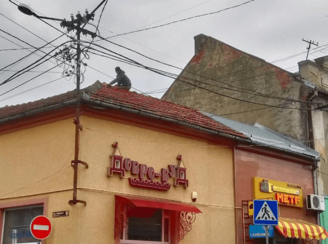 У центральній частині Мукачева чоловік виліз на дах будівлі і кидав на дорогу черепицю