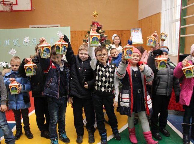 До Дня Святого Миколая мукачівські школярі та дошкільнята отримали подарунки