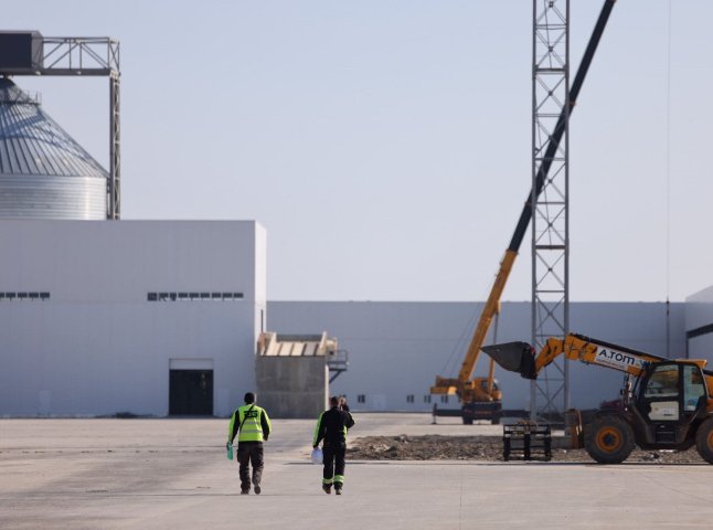 На Закарпатті почали зводити новий завод