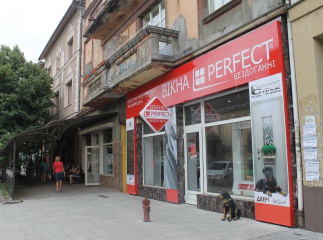 В Ужгороді за червоний фасад оштрафували магазин 