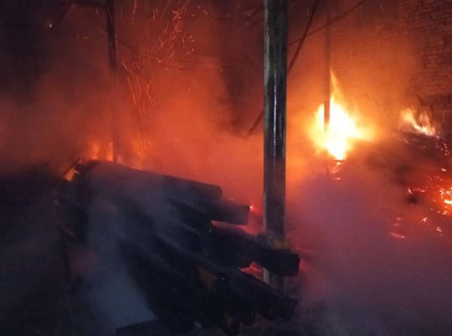 Пожежа в столярному цеху: вогонь гасили годину