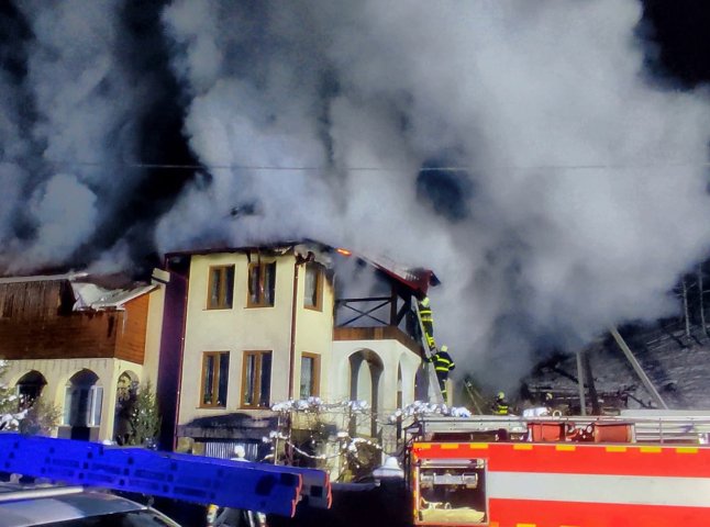 17 рятувальників ввечері гасили велику пожежу