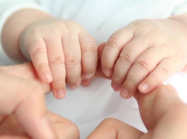 Двох малюків, яких покинули в обласній дитячій лікарні, усиновлять