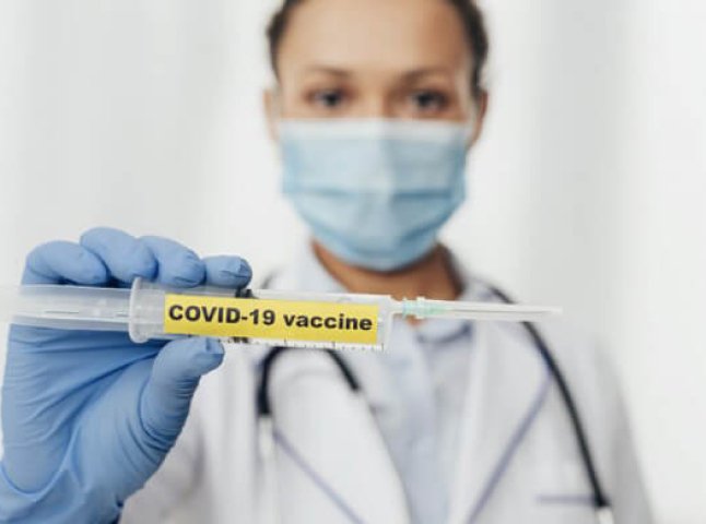Закарпатські лікарі пройшли навчання з імунізації від COVID-19