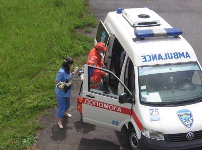 В одному із дворів Ужгорода виявили мертвого чоловіка