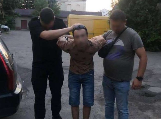Взято під варту хлопця, який у Мукачеві порізав дівчину, замкнув у квартирі та залишив помирати