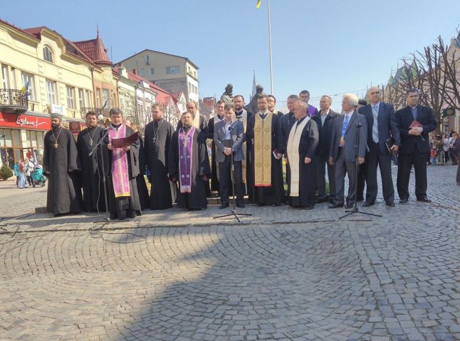 На площі Кирила та Мефодія у Мукачеві містяни молились за мир в Україні