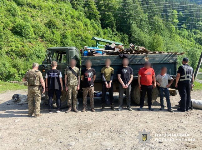 У кузові авто чоловіки облаштували сховище, щоб перевозити тих, хто має намір втекти за кордон