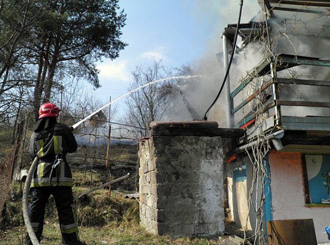 Через спалювання сухої трави на Ужгородщині загорівся дачний будинок (ФОТО)