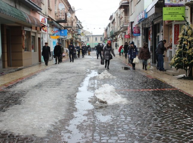 Одна з центральних вулиць Мукачева перетворилась на суцільну калюжу