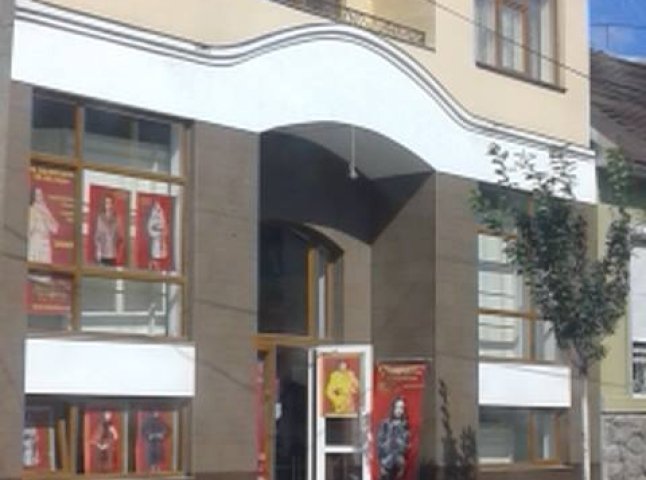 Крадіжка на 50 тисяч гривень: у Мукачеві невідомі "спустошили" магазин хутра
