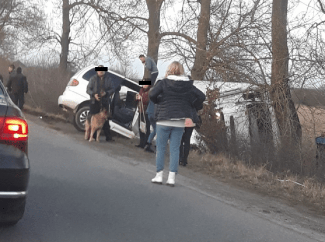 На Берегівщині дві автівки опинились у кюветі