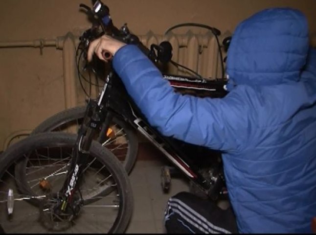 Крадій проник у підвал будинку і поцупив звідти велосипед