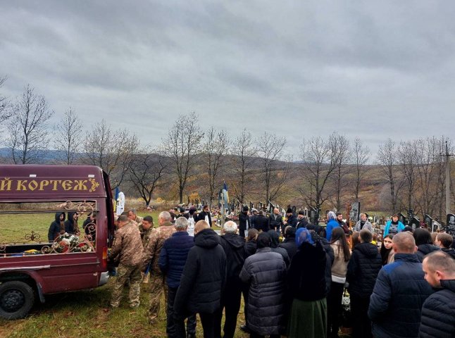 Закликав вірити в ЗСУ та Перемогу: громада провела в останню путь мужнього воїна