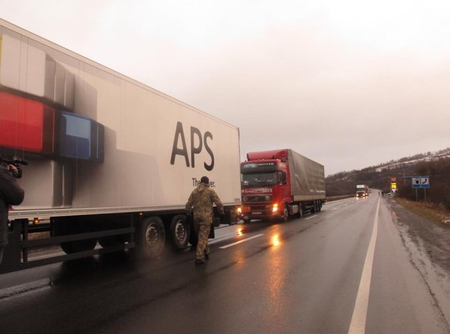 На Закарпатті стоять 80 вантажівок з російськими номерами