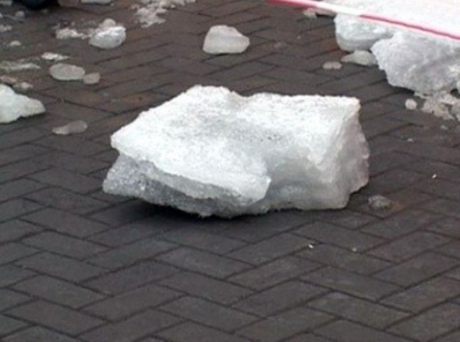 У Мукачеві на чоловіка із даху впала брила снігу. Йому шили голову