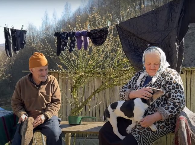 Йому 80, їй 82: як живе літня пара у закарпатському селі без цивілізації