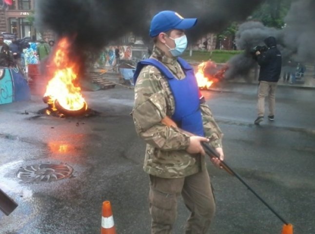 На Майдані в Києві знову горять шини та кидають "коктейлі Молотова"