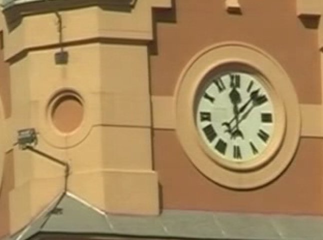 Найстаріший годинник Мукачева, який нещодавно реанімували, перевели на літній час (ВІДЕО)