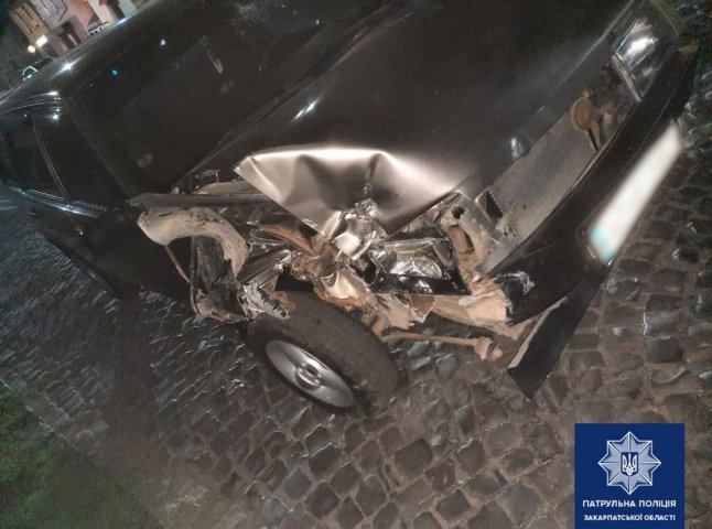 У Мукачеві водій автомобіля не впорався з керуванням і зіткнувся із будинком