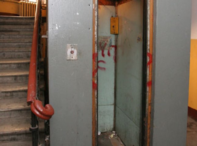 Через небезпеку в Ужгороді та Мукачеві зупинили 107 ліфтів у житлових багатоповерхівках