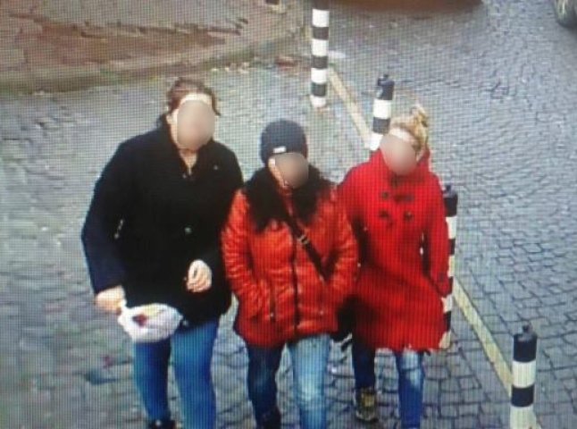 Камери відеоспостереження зафіксували, як три молоді мукачівки крадуть гаманець у перехожої
