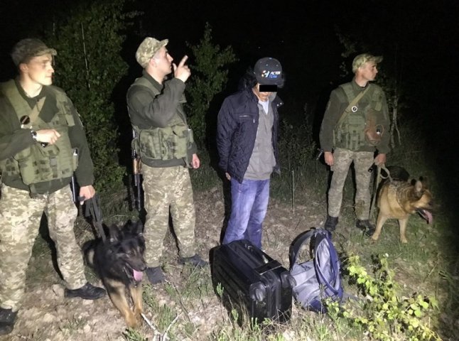 Двох іноземців затримали на кордоні зі Словаччиною