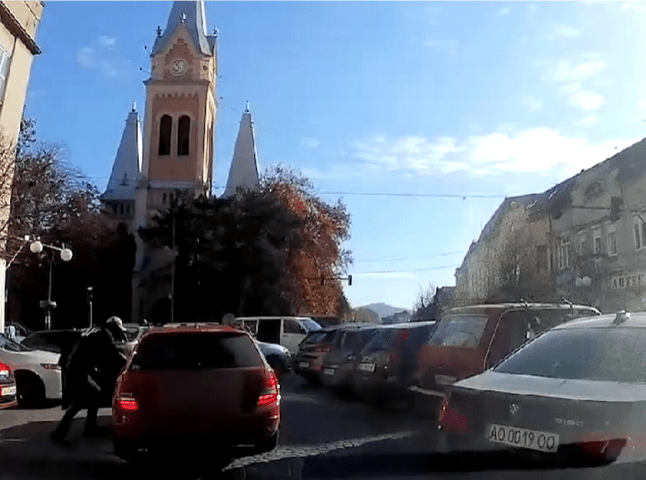 Що відбувалось у центрі Мукачева: Фейсбук облетіло відео