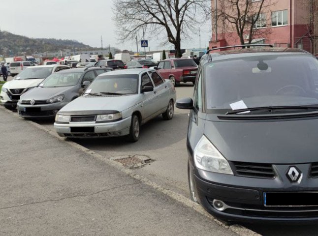 Біля ринку ГІД у Мукачеві масово штрафували водіїв