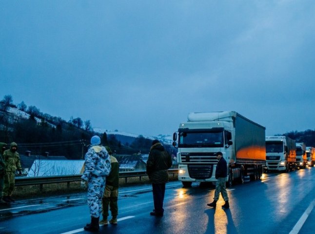 Російські фури в супроводі поліції покидають територію Закарпаття
