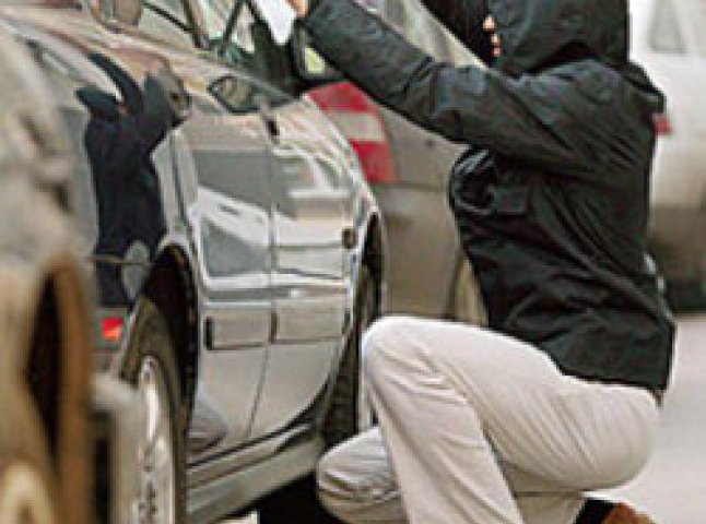 У Мукачеві угрупування займалося торгівлею наркотиків і крадіжкою авто