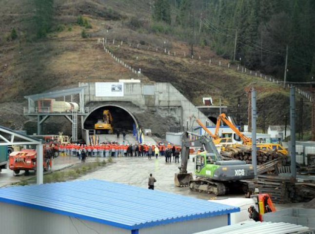 На бескидському перевалі завершили перший етап будівництва нового двоколійного залізничного тунелю